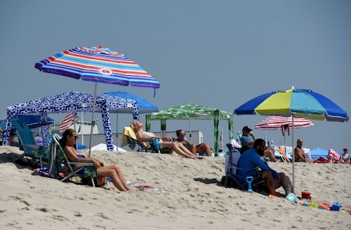 Hot weather draws crowds to the beach