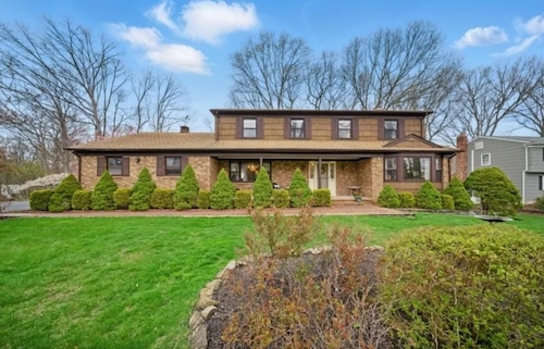 Cul-de-sac house in Cedar Knolls